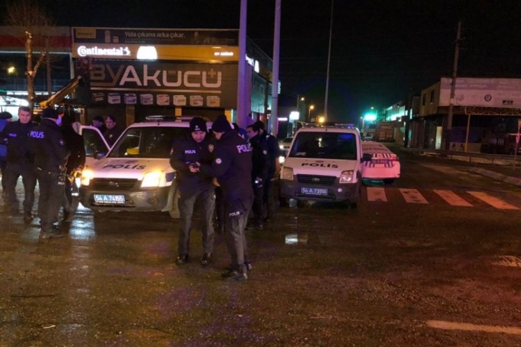 D-100'de polis otosu ile otomobil &ccedil;arpıştı: 1'i polis 5 yaralı
