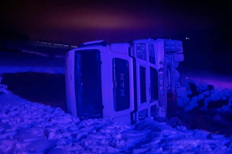 Bursa'da tır şarampole devrildi, 10 ton s&uuml;t yola d&ouml;k&uuml;ld&uuml;