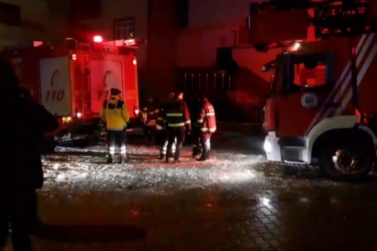 Yanan ayakkabılık bina sakinlerini sokağa d&ouml;kt&uuml;