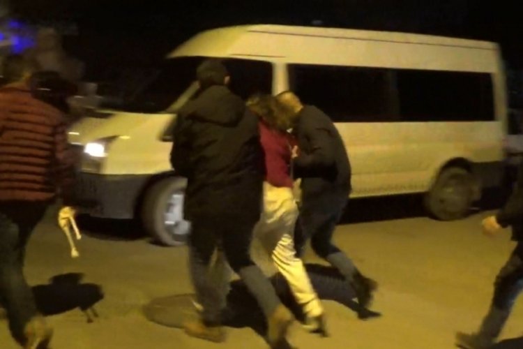 Alkoll&uuml; kadın s&uuml;r&uuml;c&uuml; polislere zor anlar yaşattı