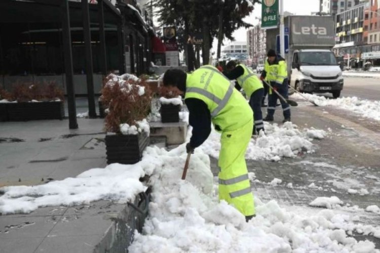 Bursa B&uuml;y&uuml;kşehir Belediyesi kaldırımları da kardan temizliyor