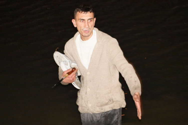 Sulama kanalında polise bı&ccedil;akla direndi