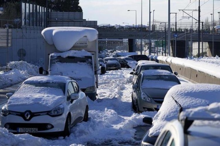 Yunanistan'da Başbakan Mi&ccedil;otakis, otoyolda mahsur kalanlardan &ouml;z&uuml;r diledi