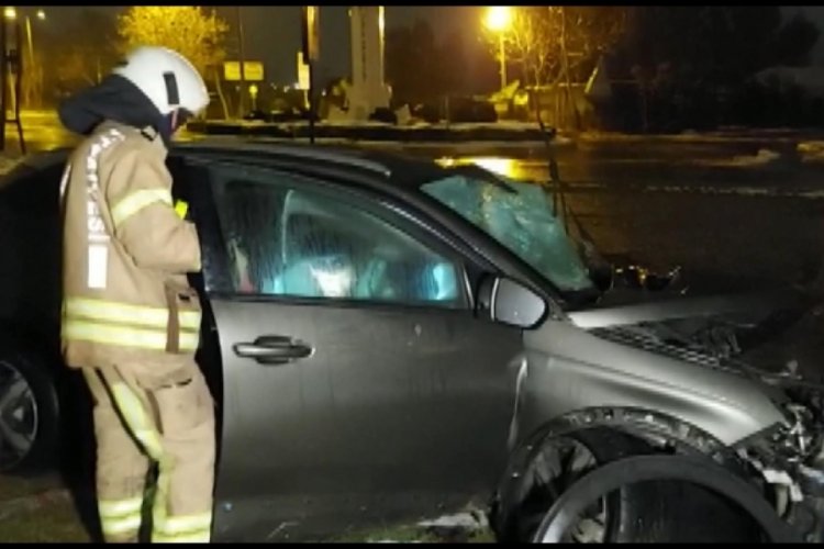 İstanbul Tuzla'da otomobil iş makinasına &ccedil;arparak durabildi: 2 yaralı&nbsp;