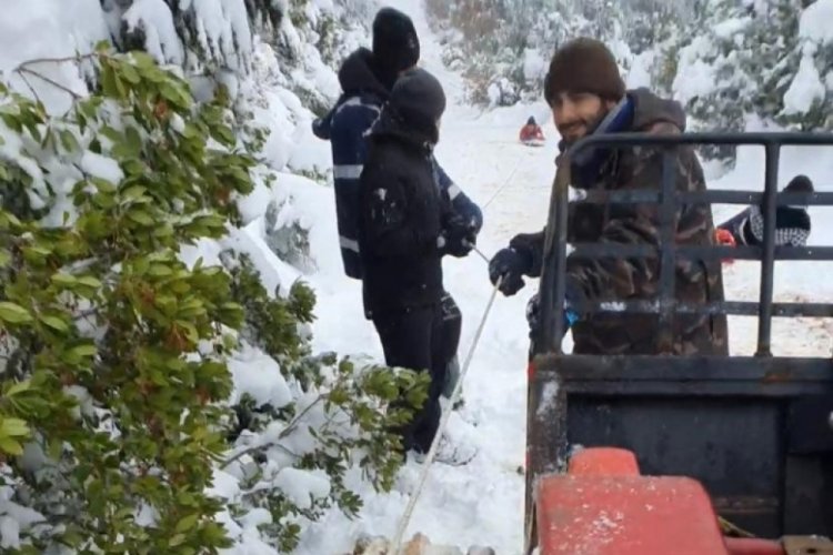 Bursa'da gen&ccedil;lerden ilgin&ccedil; y&ouml;ntem! &Ouml;nce buzlu rampada kızakla kaydılar sonra...