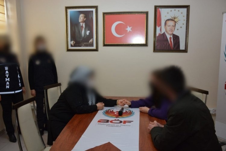 PKK'dan ka&ccedil;ıp teslim olan 2 kişi aileleriyle buluştu