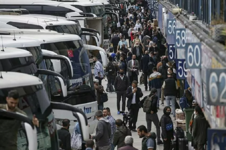 Bilim Kurulu &Uuml;yesi &Ouml;zl&uuml;: Tatillerde Anadolu'ya vir&uuml;s taşınıyor