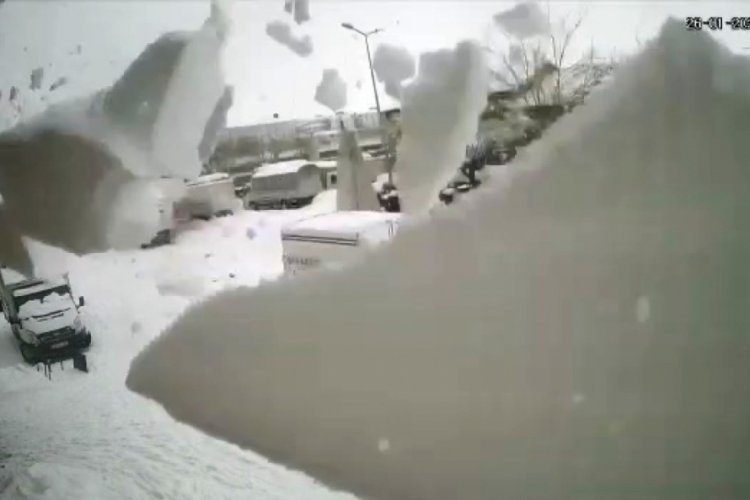 Bing&ouml;l'de &ccedil;atıdan d&uuml;şen kar k&uuml;tlesinden kıl payı kurtuldu