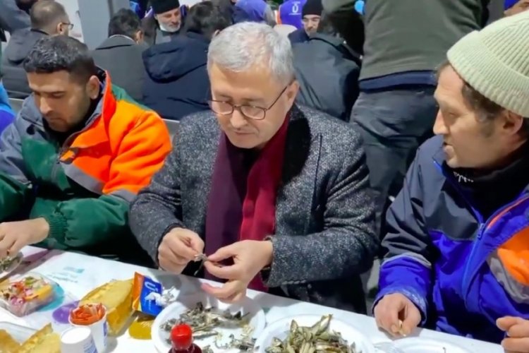 Hilmi T&uuml;rkmen'den İstanbul'da karla m&uuml;cadele eden personellere balık ziyafeti