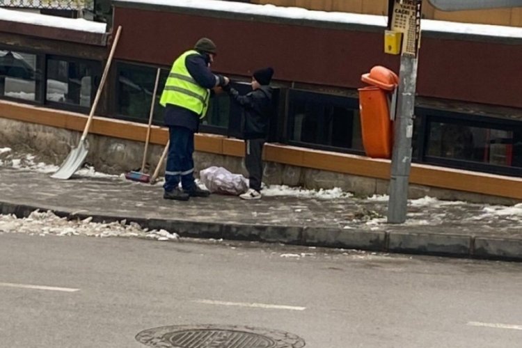 Bursa'da temizlik g&ouml;revlisinin hareketi i&ccedil;imizi ısıttı