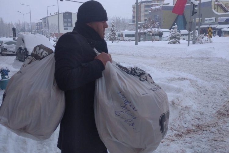 Kar nedeniyle evlerinden &ccedil;ıkamayanlara ekmek taşıdı