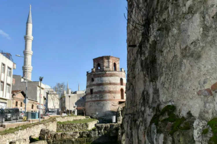 Roma d&ouml;neminden kalma surlar bah&ccedil;e duvarı oldu