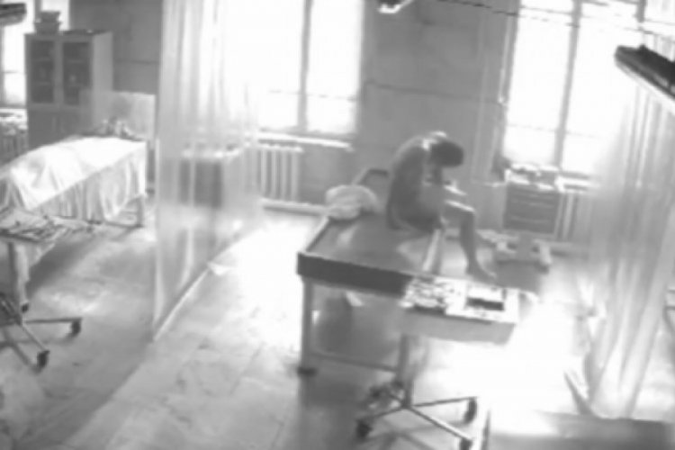 Rusya'da sedye &uuml;zerinde &ouml;ld&uuml; sanılan adam morgda hayata d&ouml;nd&uuml;