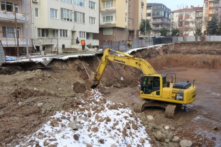 Balıkesir Karesi'de heyelan olan&nbsp;inşaat alanında dolgu &ccedil;alışması