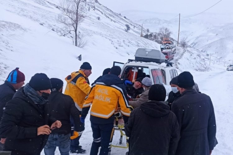 G&uuml;m&uuml;şhane'de muhtar, &ccedil;ığ d&uuml;şen yolda hastaneye ulaştırıldı