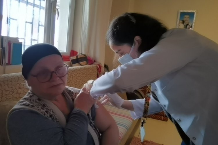 Bursa'da karlı yolları aştılar, yaşlı ve engellilerin aşılarını yaptılar