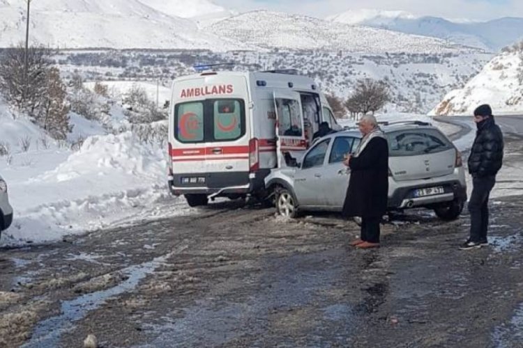 Malatya'da feci kaza! Otomobiller &ccedil;arpıştı: 9 yaralı