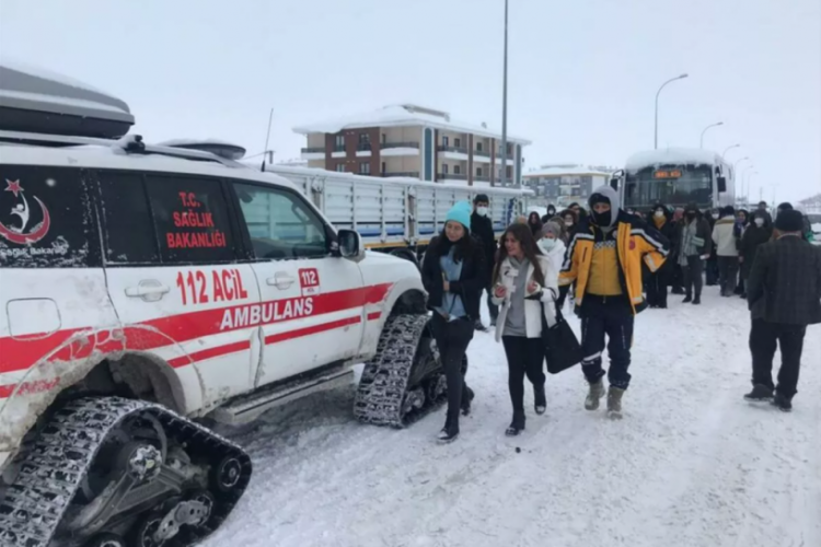 &Uuml;niversite &ouml;ğrencileri final sınavlarına paletli ambulansla yetiştirildi