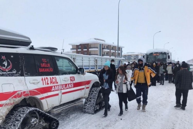 Aksaray'da &ouml;ğrenciler paletli ambulansla sınava yetiştirildi