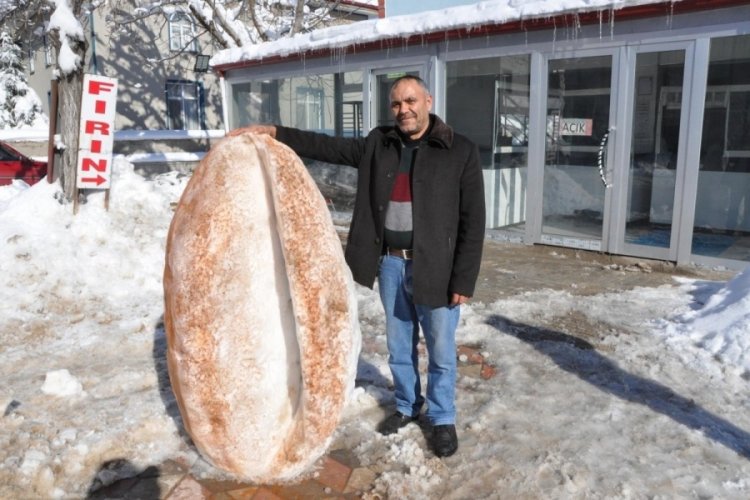 Yozgat'ta fırıncı, kardan ekmek yaptı