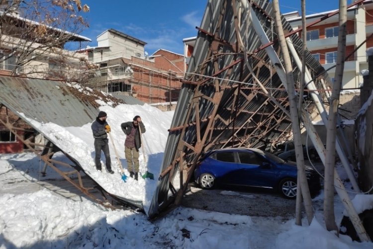 &Ccedil;&ouml;ken otoparkın &ccedil;atısı karton gibi ikiye ayrıldı