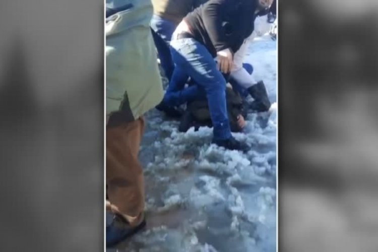 Boşanma aşamasındaki eşini bı&ccedil;aklayan kişi vatandaşlar tarafından darbedildi