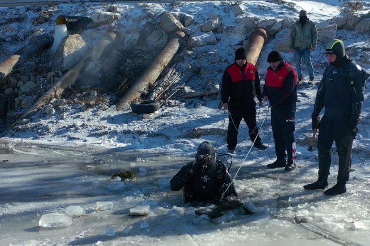 İ&ccedil;me suyu sağlayan g&ouml;l buz tutunca eksi 17 derece suya daldı