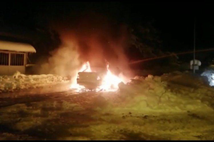 Seyir halindeki otomobil alev alev yandı
