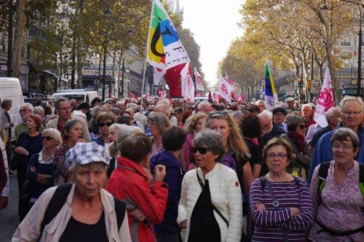 Fransa'da maaşlara zam talebiyle g&ouml;steriler d&uuml;zenlendi