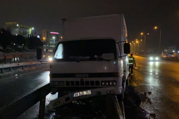 D-100'de yol ayrımını g&ouml;rmeyince, bariyere girdi