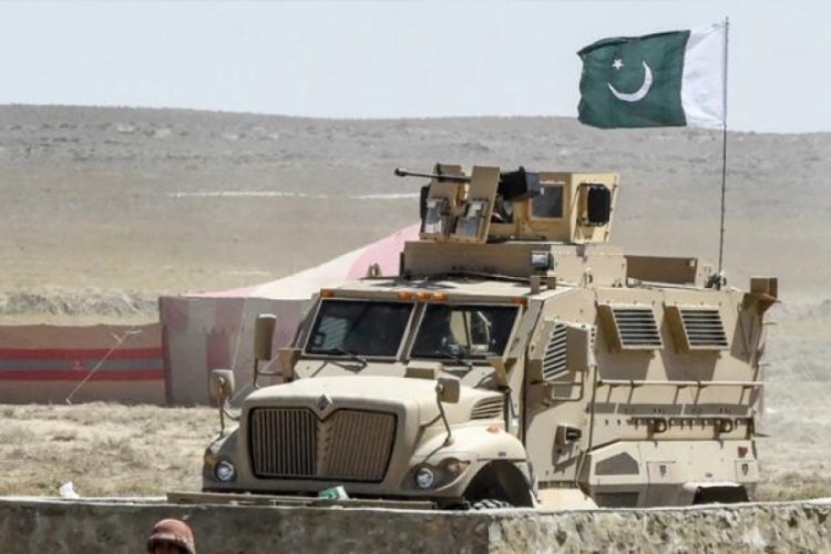 Pakistan'da askeri kampa saldırı: 10 &ouml;l&uuml;