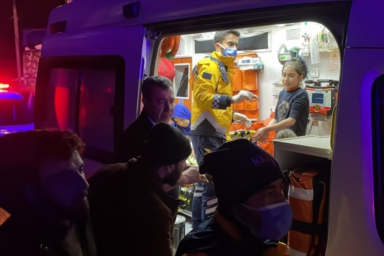Evde &ccedil;ıkan yangında 9 kişi dumandan etkilendi