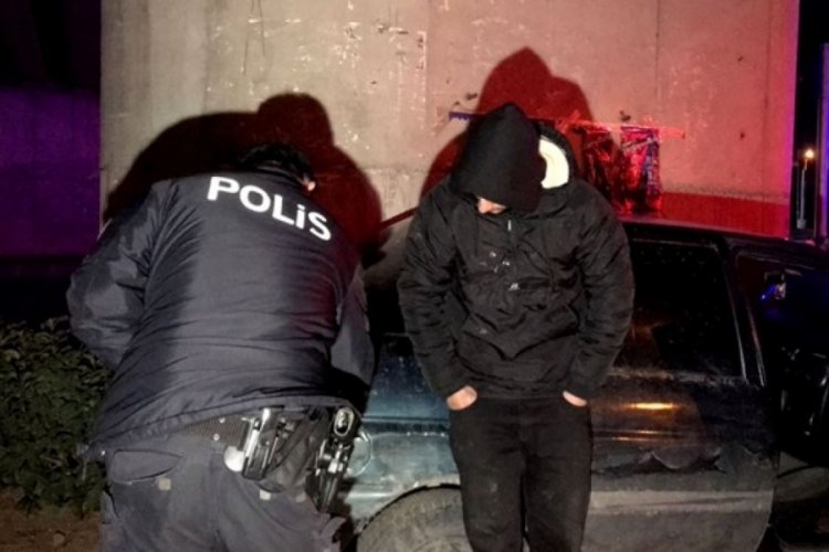 Kaza yaptığı otomobilde uyuya kaldı