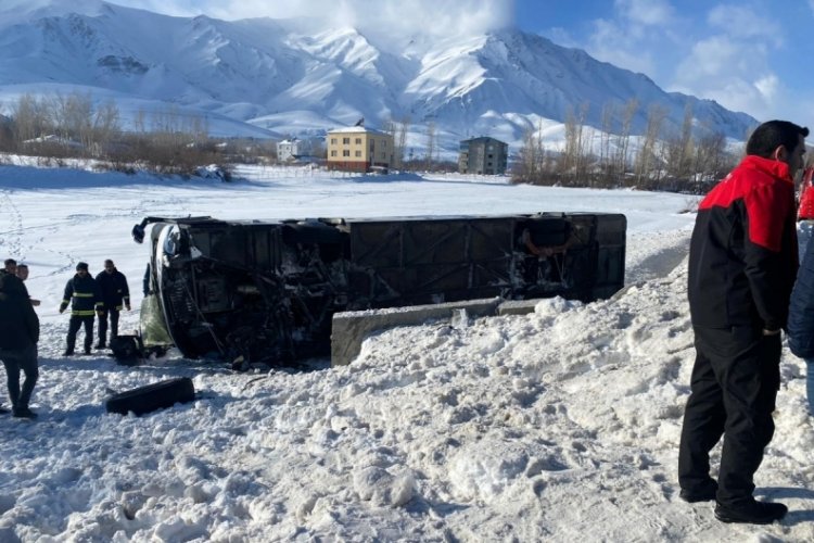 Van'da feci kaza! Yolcu otob&uuml;s&uuml; devrildi: 9 yaralı