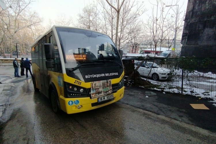 Bursa'da otob&uuml;se kar topu atan &ccedil;ocukları kovalarken dehşeti yaşadı!