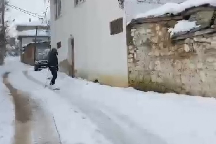 Bursa'da snowboard yaparak sokakları gezdi