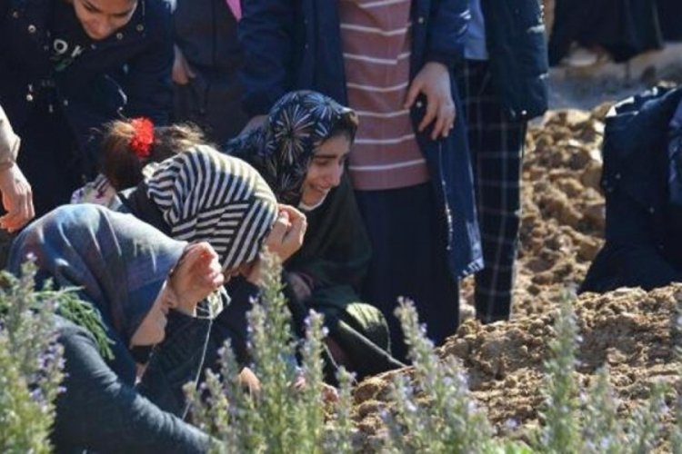 Aynı aileden 3 kişinin hayatını kaybettiği kazanın TIR şof&ouml;r&uuml; tutuklandı