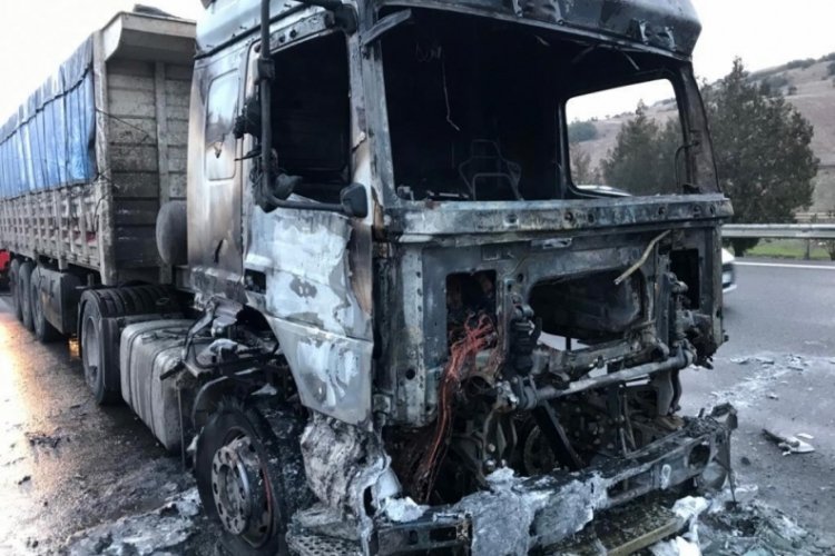 Alevlere teslim olan tırdan geriye demir yığını kaldı