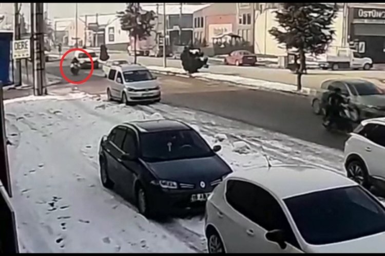 Bursa'da motosiklet s&uuml;r&uuml;c&uuml;s&uuml;n&uuml;n iki ara&ccedil; arasında sıkıştı!