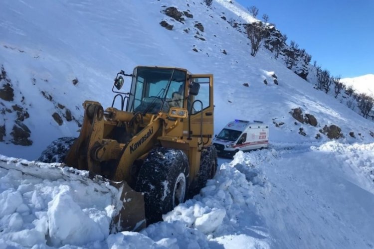 Covid hastasını 8 saatlik &ccedil;alışma ile hastaneye ulaştırdılar