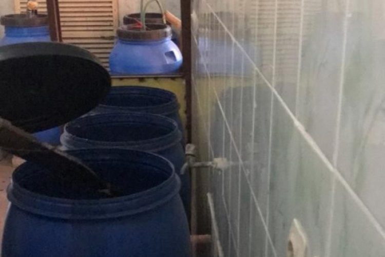 Manisa'da bir iş yerinde 700 litre ka&ccedil;ak şarap ele ge&ccedil;irildi
