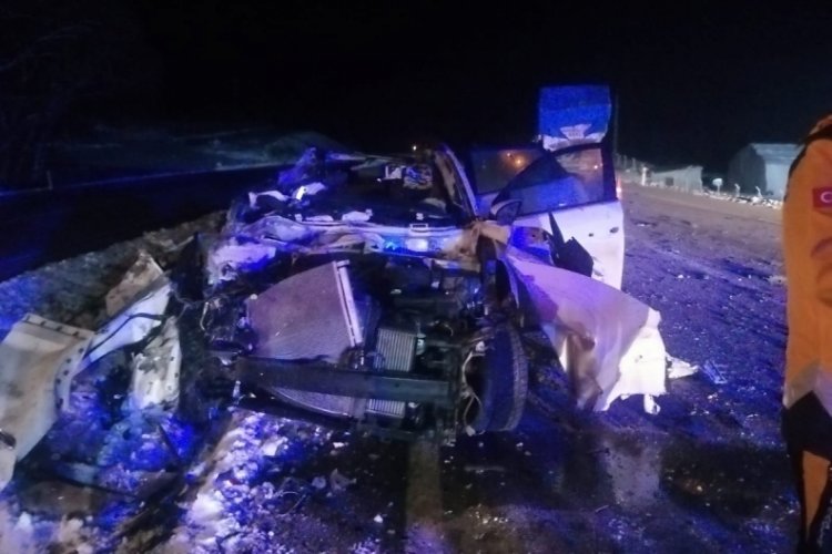 Yozgat'ta otomobil ile &ccedil;ekici &ccedil;arpıştı: 3 &ouml;l&uuml;, 2 yaralı