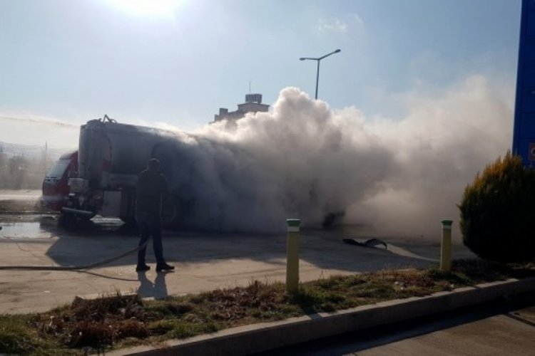 Benzin istasyonuna giren tır bomba gibi patladı!
