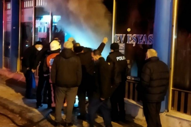 Yangına m&uuml;dahale eden itfaiye eri dumandan etkilendi