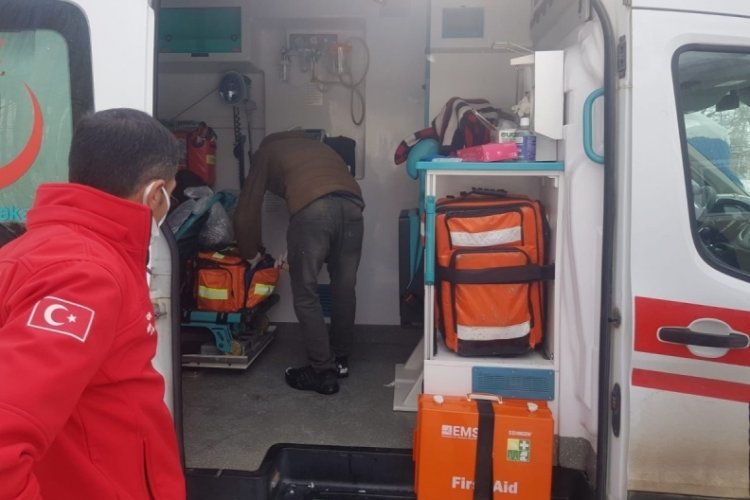 Kar yolları kapattı, 2 hasta ekiplerce kurtarıldı