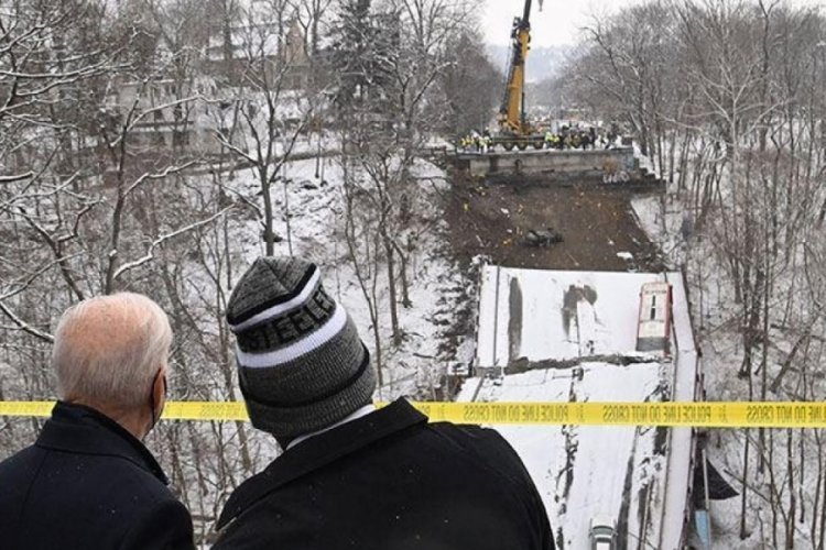 Biden, Pittsburgh'da &ccedil;&ouml;ken k&ouml;pr&uuml;y&uuml; ziyaret etti