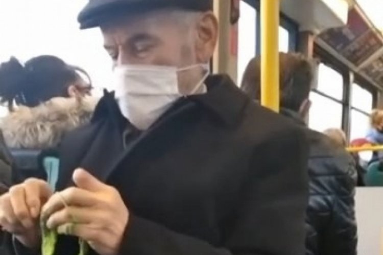 Bursa'da belediye otob&uuml;s&uuml;nde &ouml;rg&uuml; &ouml;ren yaşlı amcayı g&ouml;renler şaşırdı