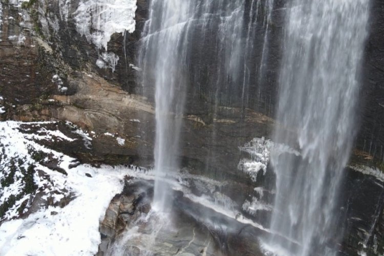 Bursa'da Suu&ccedil;tu Tabiat Parkı buzla kaplandı
