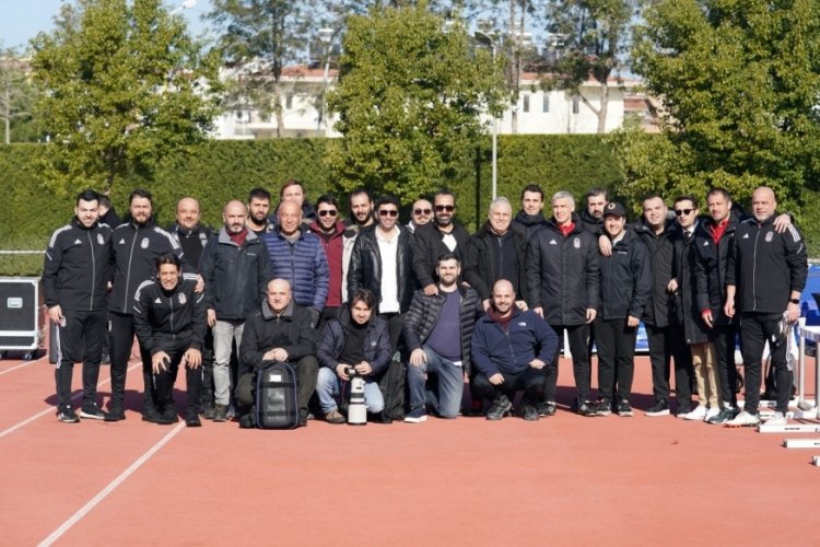 &Ouml;nder Karaveli basın mensuplarıyla hatıra fotoğrafı &ccedil;ektirdi