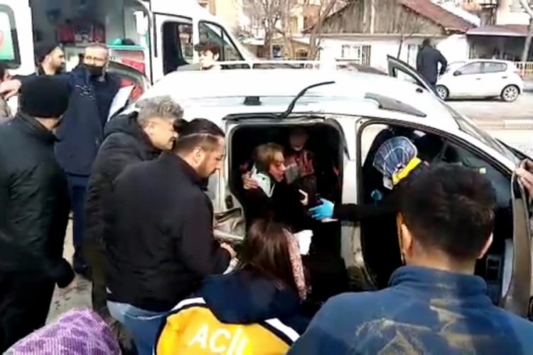 Bursa'da aydınlatma direğine &ccedil;arpıp karşı yola u&ccedil;tu